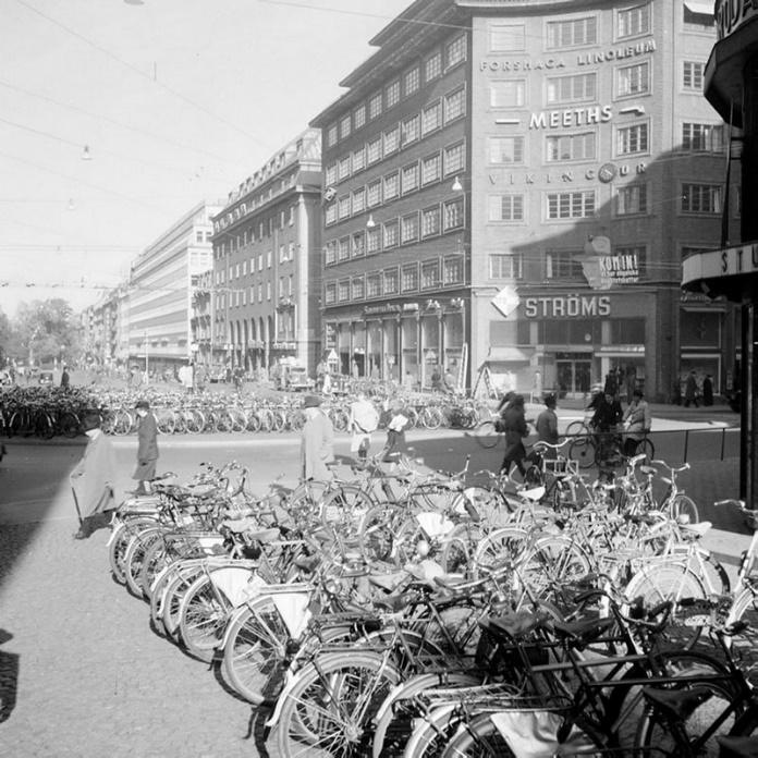 Appendix I. Cykeln fick backa när bilen gjorde entré en inblick i trafikplanering under 1900-talet Häromåret skulle jag ta mig från Stockholms innerstad till Kista.
