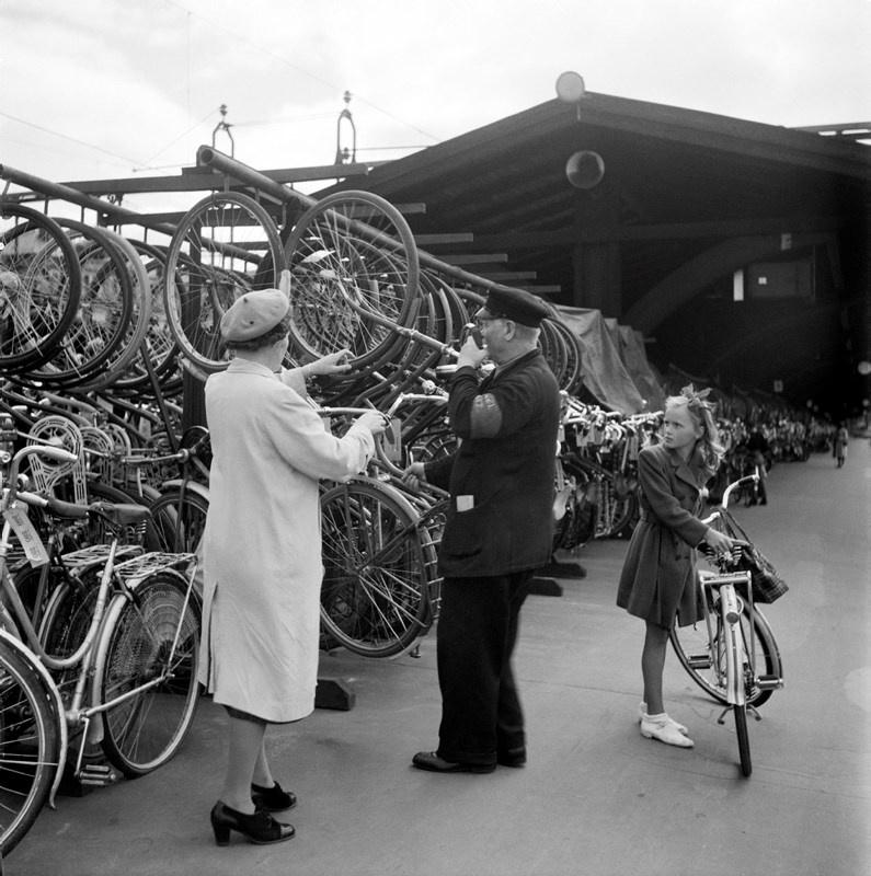 alltfler cyklar även på vintern, och på senare år har Stockholms stad även inkluderat vissa cykelstråk bland de transportsträckor som skall prioriteras av snöröjningen.