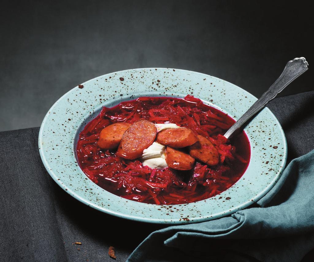 RECEPT 3 35 MIN 428 kcal/port. Energi från: Fett 21g Kolhydrater 40g Protein 17g Borsjtj med kryddig korv Härligt röd och smakrik borsjtj med vitkål, rödbetor, morötter och vitlök.