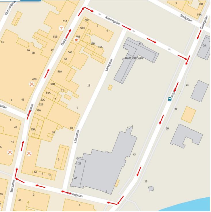 Publiken lämnar platsen via åpromenaden Utspring från Rönnehallens långsida mot grusplanen.