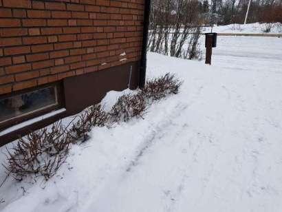 Terrängförhållanden: Övrigt: Trädgårdstomt med gräsytor Garage/Carport: Vidbyggt garage med betongplatta på mark Besiktningsutlåtande 1.