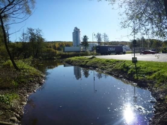 Figur 9. Nyligen rensad sedimentationssträcka utan skuggning vid Biltema (t.h.