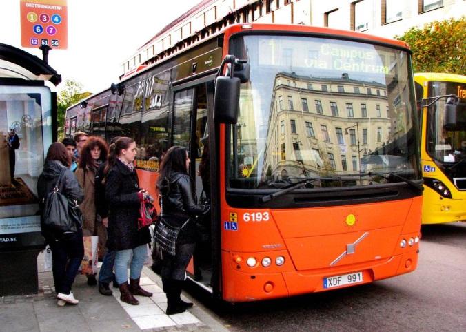 Regional kollektivtrafik FRAMTIDA ORGANISERING OCH FINANSIERING AV KOLLEKTIVTRAFIKEN I VÄRMLAND Regionstyrelsen beslutade om fortsatt utredning om organisering av kollektivtrafiken med inriktning att