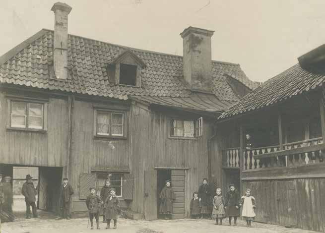 GÅRDEN TILL MÄSTER MIKAELS GATA NR 10 ÅR 1904. TILL HÖGER SYNS DEN RIVNA LOFTGÅNGEN. FOTO J. HÖGBERG, SSM F96649.