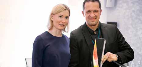 Verksamheten Hållbarhetsagenda Pris för Good workplace 2018 i Estland. Bonavas chef för Hälsa och säkerhet i Estland tar emot priset för Good workplace 2018 från ministern för hälsa och arbete.