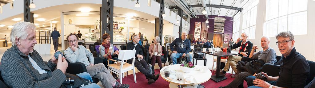 8. Umgås Träﬀa andra fotografer endera genom en fotoklubb..osv.