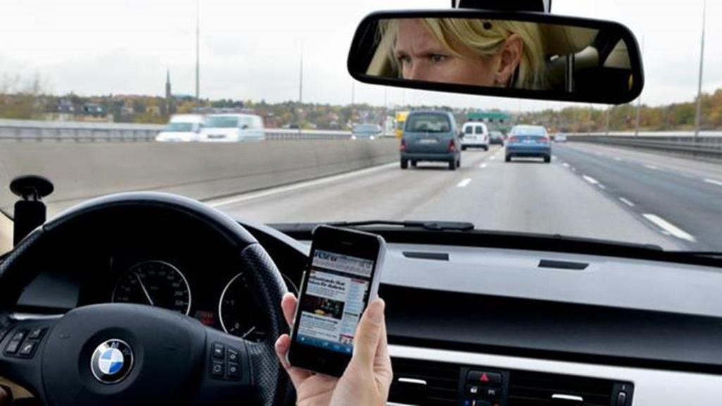 Diskussionsfrågor Hur gör du om man behöver ringa ett samtal när man sitter i bilen? Vad anser du om lagen att det är förbjudet ha mobilen i handen när man kör?