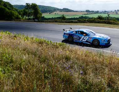 På helgerna drar Alexandra Andersson och Robert Paulsson i väg till racingbanorna som framgångsrikt team i V8 Thunder Cars som sponsras av BilMånsson.