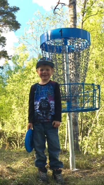 Discgolfbanan Vika IF har tillsammans med många ideella krafter och åtskilliga timmar byggt upp en 18-håls