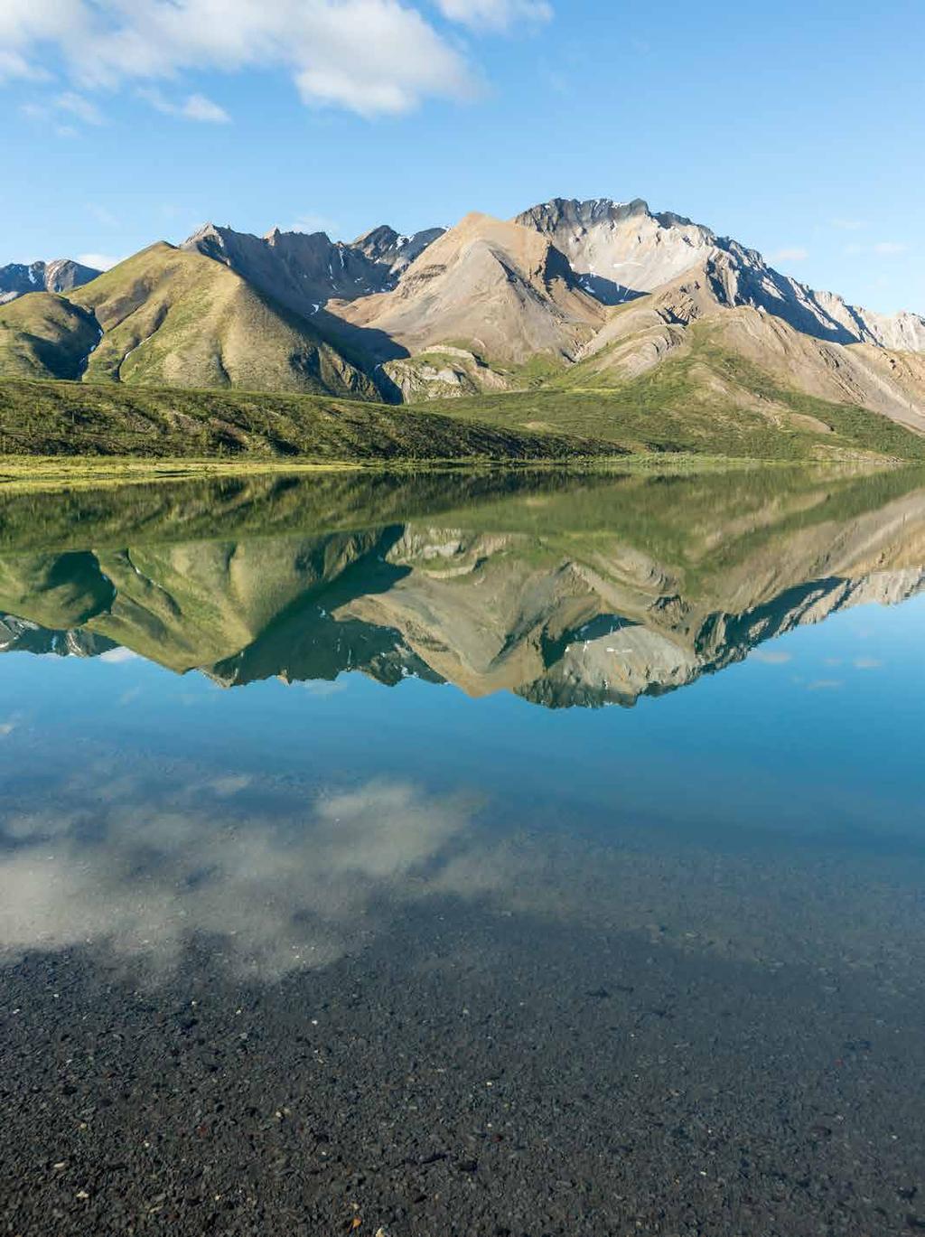 GRIZZLY BEAR LAKE Side Trip to Grizzly Bear Lake For enthusiastic hikers, a side trip to Grizzly Bear Lake is the Nááts ihch oh destination.