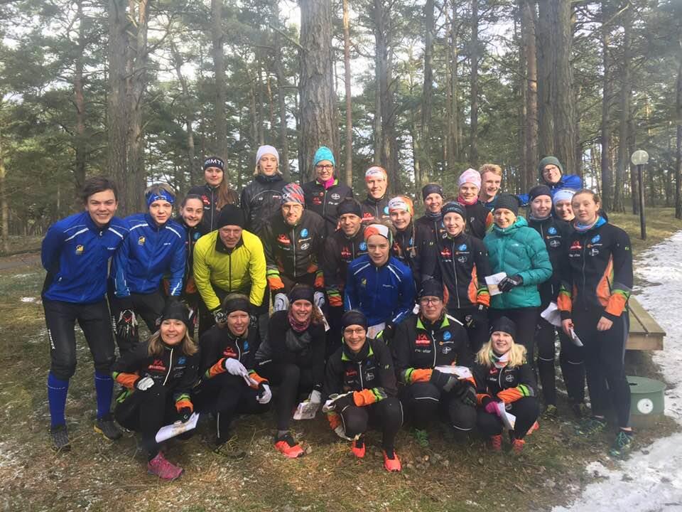 Orange och violett grupp (13-16 år) Dessa grupper tränar oftast tillsammans och fokus ligger på teknikutveckling både i teori och praktik.