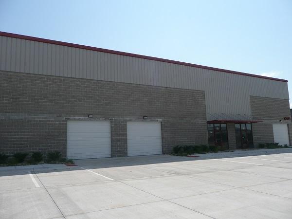 INDUSTRIAL FOR LEASE Val Vista Industrial Building 10651 Chandler Road La Vista, NE (108th & Chandler Road) $6.25 PSF NNN Includes dock and drive-in access and 27' ceilings.