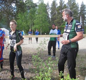 Karl-Erik ger sig iväg på sträcka 2, Martin spurtar mot mål, Karin ser laddad ut på väg ut på sin tredje sträcka och Edit är på jakt efter morsan som här i starten var före, men inte i mål.