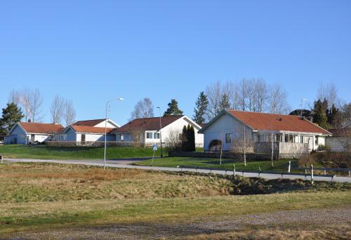 Framförallt skiljer sig områdena när det gäller färgsättningen samt att Östra Lundby är ett bostadsområde med i huvudsak fristående