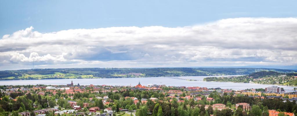 Närheten till Östersund Destination Östersund Med tågstationen mitt i staden och flygplatsen mindre än 15 minuter bort är Östersund en av Sveriges städer som har närmast till sitt centrum.