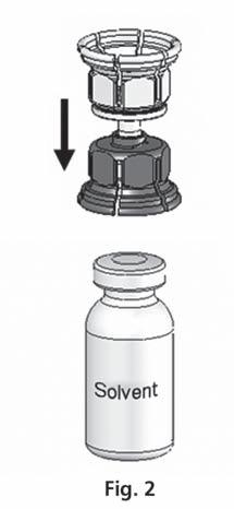 Ta bort kapsylerna från båda flaskorna och tvätta gummipropparna med en av de bipackade desinfektionstorkarna.
