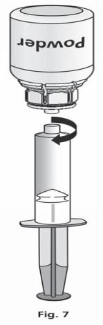 Vänd flaskan upp och ned och drag upp lösningen i sprutan (Fig.6). Lösningen i sprutan ska vara klar eller svagt pärlskimrande.