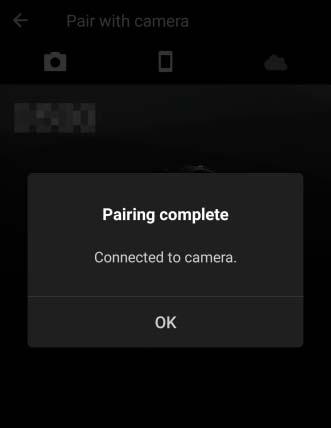 7 Kamera/iOS-enhet: Följ anvisningarna på skärmen. Kamera: Tryck på J. Kameran visar ett meddelande som säger att enheterna är anslutna. ios-enhet: Parkopplingen är klar.