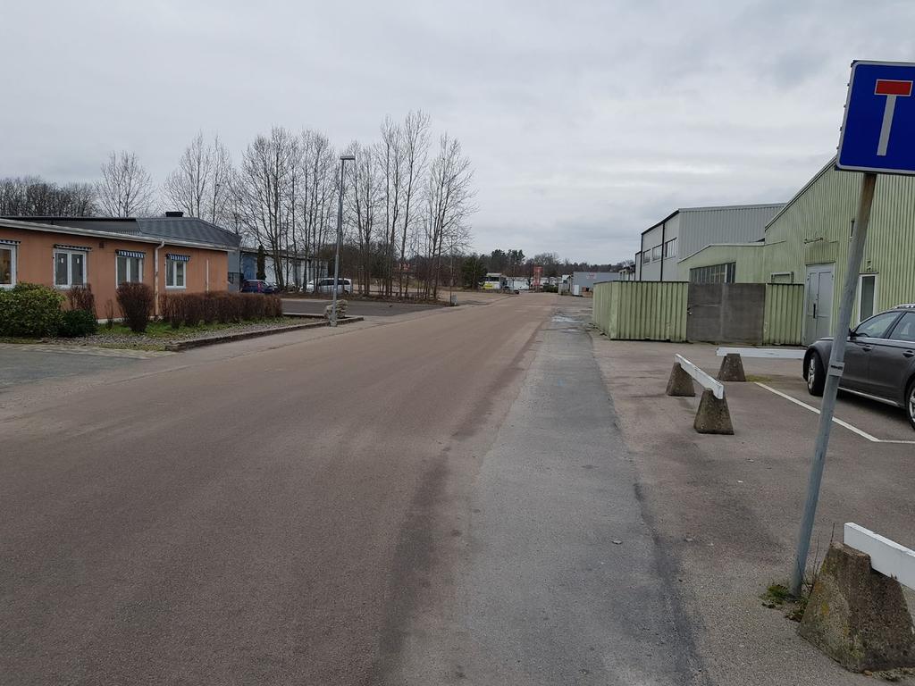 6(11) Bild tagen in mot Industrigatan Gång- och Cykelvägar Längst den östra sidan av Karlshamnsvägen finns en bred separerad gång och cykelbana som separeras fysisk mot motortrafiken med ett buskage.