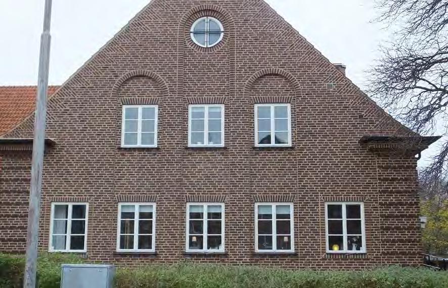 ställen (se t ex partiet under fönster längst upp). Östra gavelfasaden inför renovering, juni 2017.