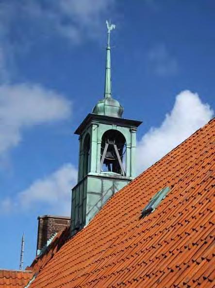 Till vänster: västra takfallet med klocktornet före renovering.