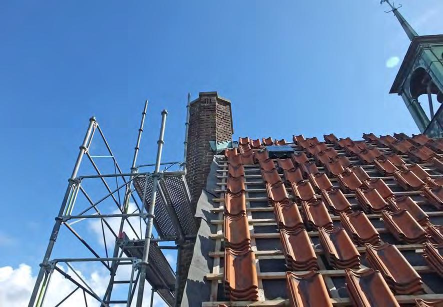 Skorstenen fanns ursprungligen på byggnaden men byggdes till samtidigt som kyrkobyggnaden byggdes till med