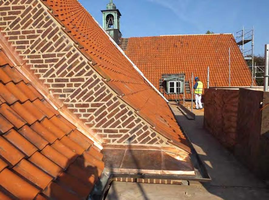 Plåtarbeten mellan kyrkorummet och sakristian med den smäckra utformningen bibehållen efter renovering,