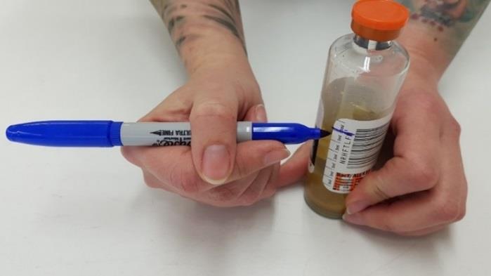 3. Ställ flaskan på bordet och markera med penna önskad volym blod som ska dras från patienten.