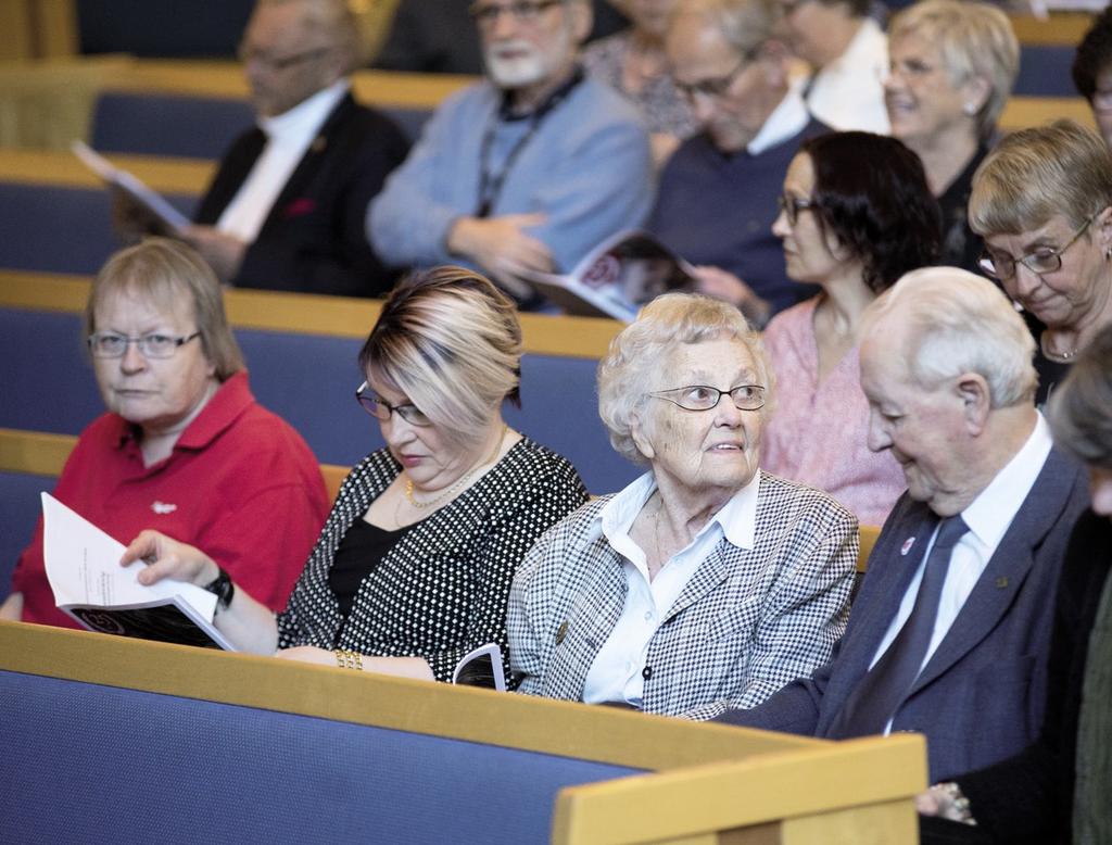 Lena Bergvin Lundqvist valdes till ny suppleant för två år. Hon arbetar som affärsenhetschef på Saab AB.