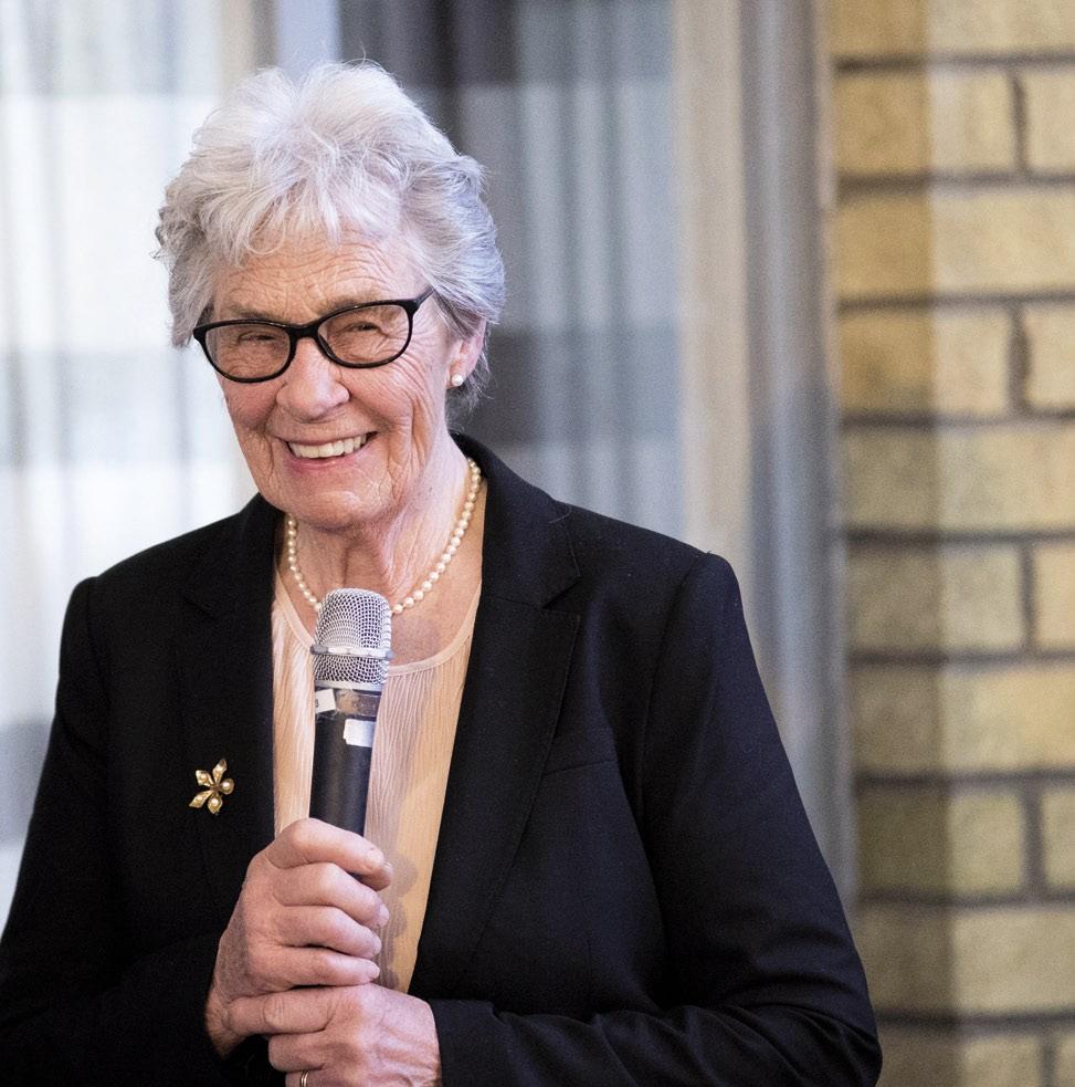 Marie Öfverberg vinner en av kvällens rumänska korgar