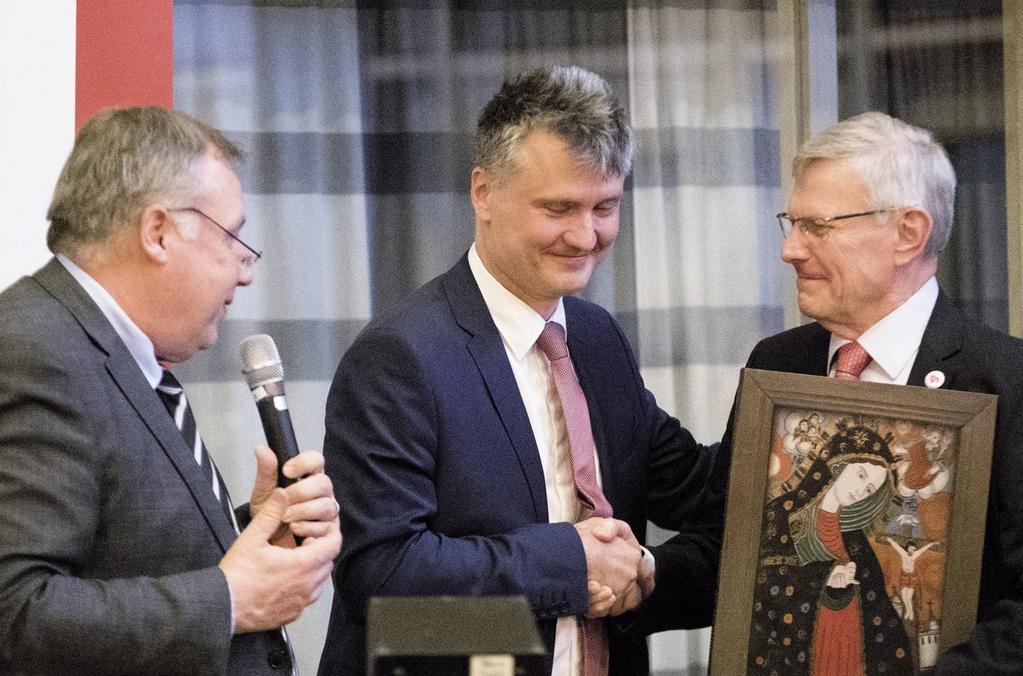 Preda (mitten) överlämnar en jubileumsgåva till Hjärta