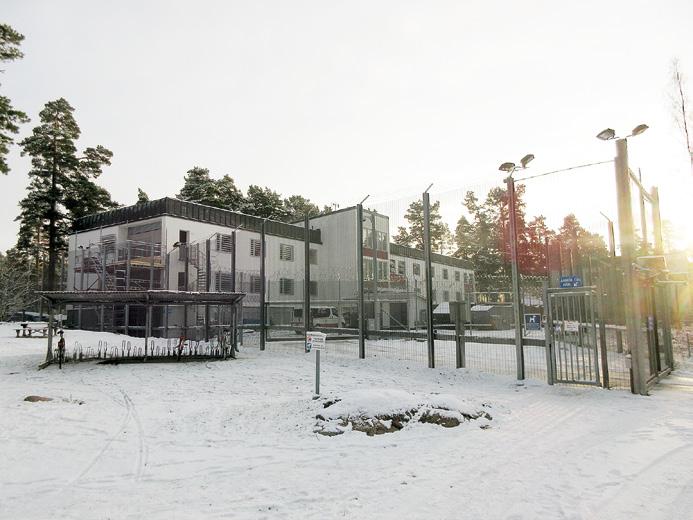 Efter att ni berättat vem ni ska besöka får ni komma in.
