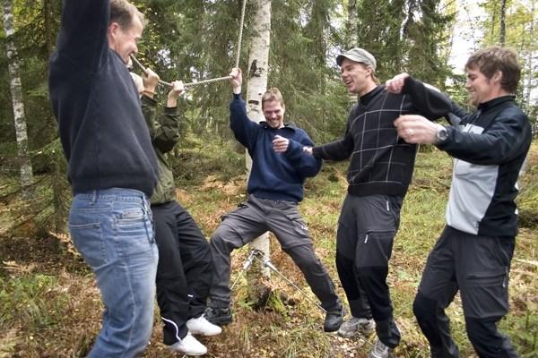 Övningarna är av skiftande karaktär och svårighet Ex på övningar: Förbiströmmen: Gruppen delas i två mindre grupper som placeras i varsin ände av en stock.