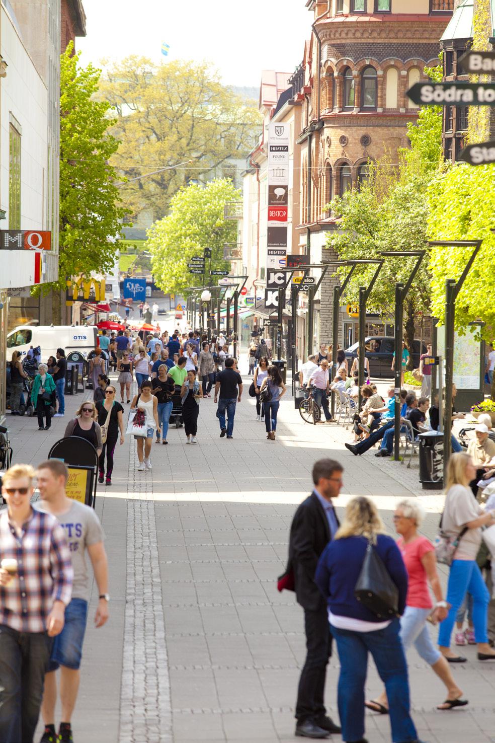 Bostads- och befolkningsanalys Det går att se vissa mönster som ger vägledning för vilka bostäder som troligen kommer efterfrågas på marknaden genom att analysera befolkningen och våra bostäder.