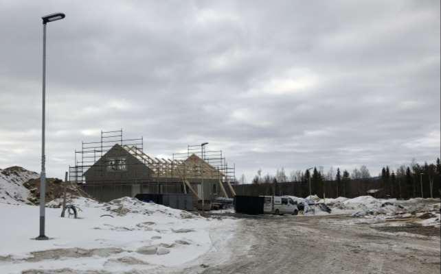 Huset levereras och monteras Boliden sköter all kontakt med husleverantörerna.