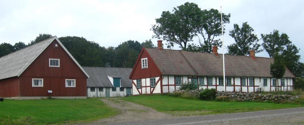 Bostadshusen inrymmer möbler, husgeråd, textilier och dräkter m m. Inredningen i bostadshuset på gården kommer bl a från släkten Nilsson.