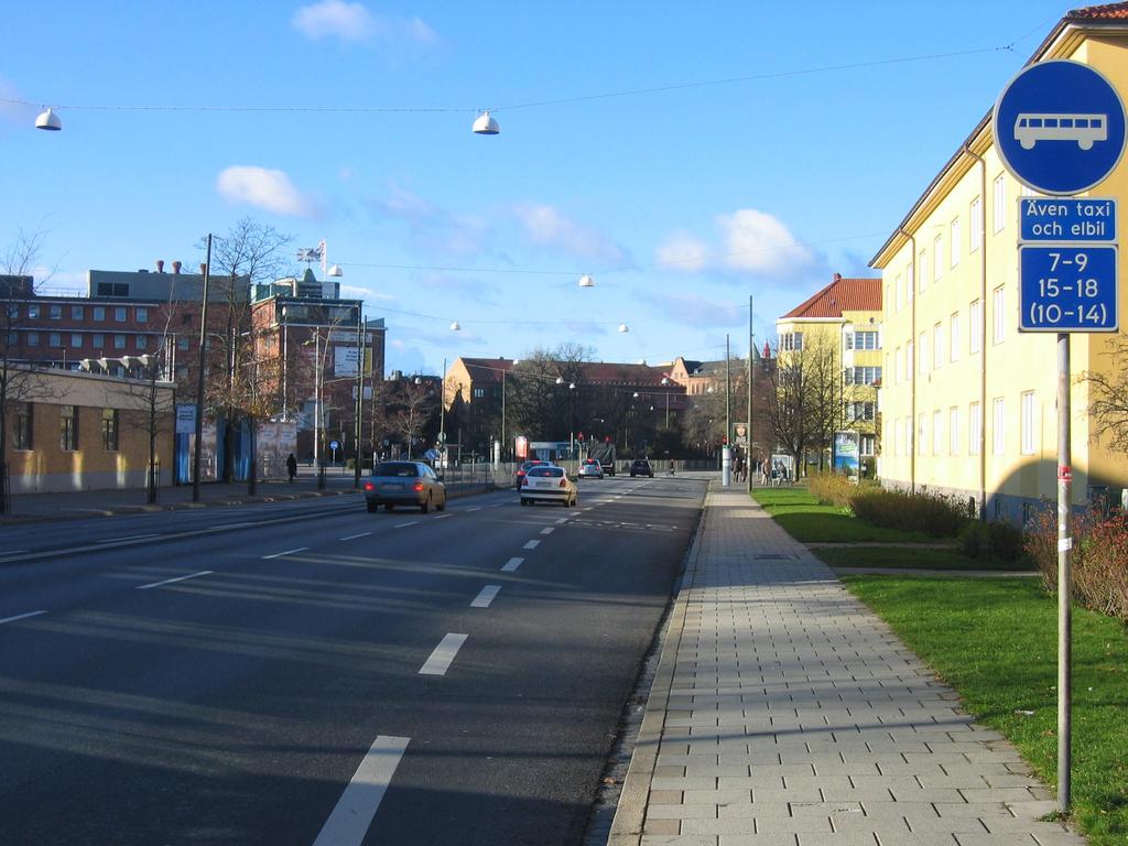 37 Det är lördag och klockan är 08.00. Du ska strax svänga till höger. Får du använda körfältet om den är markerad med A?