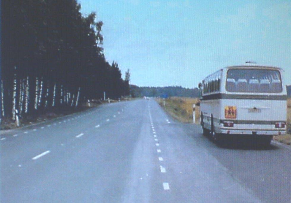 51 Du vill köra förbi bussen som har stannat på hållplatsen. Får du passera bussen? A Ja i låg fart med Handlingsberedskap.