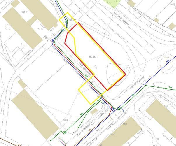 Figur 2 - Ledningskarta, markerar befintliga ledningar i området. Rött markerar planerad bebyggelse alternativ III. Gult markerar planerad bebyggelse alternativ II.