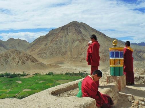 Över hela Ladakh finns buddhistiska kloster då en stor del av befolkningen är tibetaner som flytt undan Kinas intåg i Tibet på 50-60 talet. Staden Leh var tidigare en viktig del av Sidenvägen.