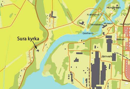 Inledning Sura nya kyrka ligger två kilometer väster om Surahammars brukssamhälle, uppe på Strömsholmsåsen i Sura socken i Västmanlands län.