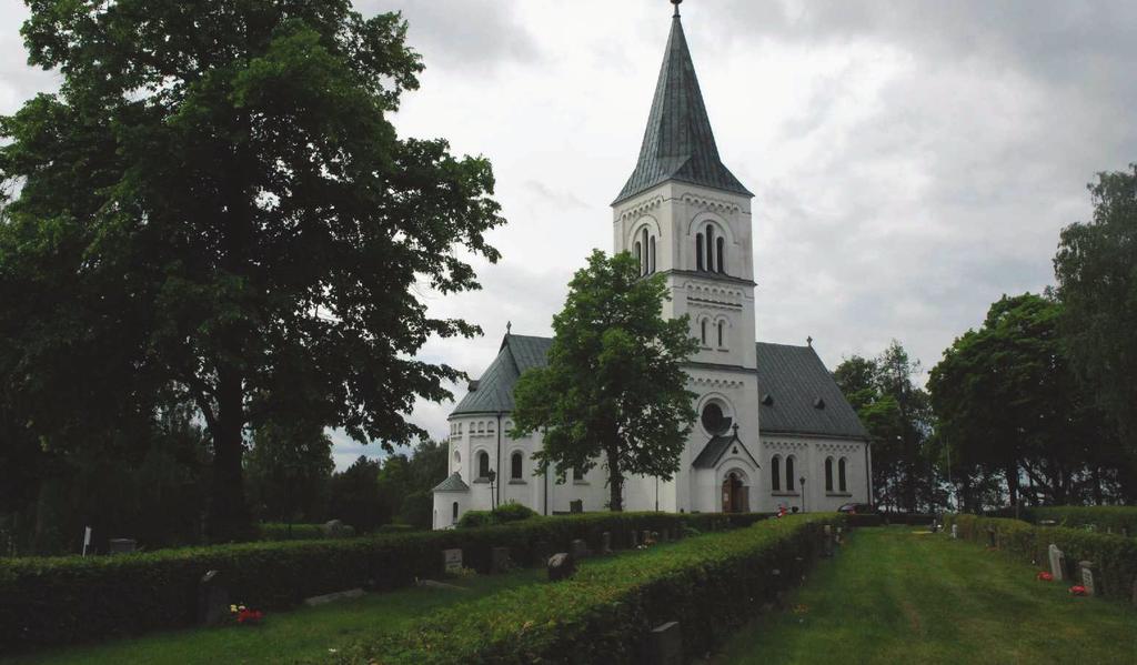 Historik Sura nya kyrka, ritad av Överintendentsämbetets arkitekt Gustaf Pettersson, uppfördes i nyromanskstil mellan 1890-92, sedan den tidigare sockenkyrkan blivit för liten.