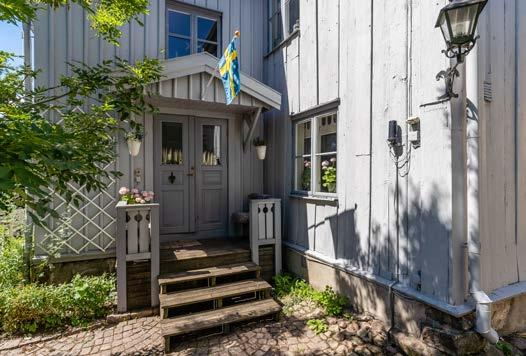 Rådmansgården Storgatan 28 i Vimmerby En pärla mitt i centrum av Vimmerby, en väl skyddad oas med bostadshus om ca 190m2 fördelat på 6 rum och kök, generösa hallar och förvaringsutrymmen, två badrum