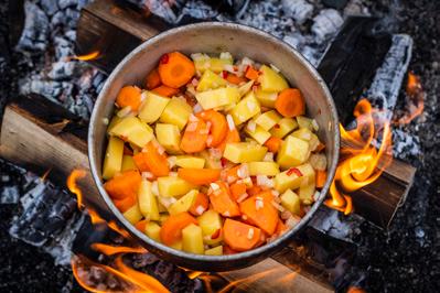 150 gram nöt- eller blandfärs 2 msk egengjord tacokrydda 1 liten lök (ca 1 dl hackat) 1 vitlöksklyfta 2 cm röd chili 200 g potatis 2 morötter (ca 200 g) ½ förpackning krossade tomater (200 g) 3 dl