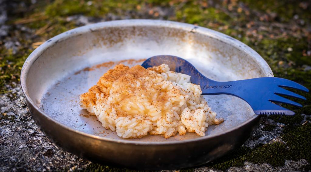 Mellanmål Kanelris med äpple 1 dl kokt ris (kallt) alt 1,5 dl snabbris + 1 dl vatten (häll av överblivet vatten efter fem minuter) Supersnabbt mellanmål som tillagas direkt i matkåsan!