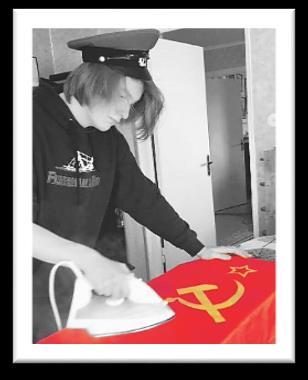 Kommunist Modetips med Trotskij Sida 2 Pysseldags Sida 3-4 80 år senare