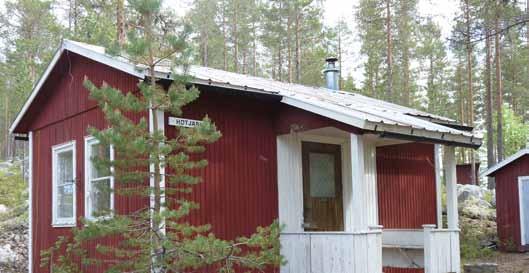Mattias säger att han trivs med omväxling att köra flera olika maskiner, och ibland byta maskin mitt på dagen. Tomas Liljeberg Mattias i arbete med grävaren. Nybruten väg, klar för virkestransport.