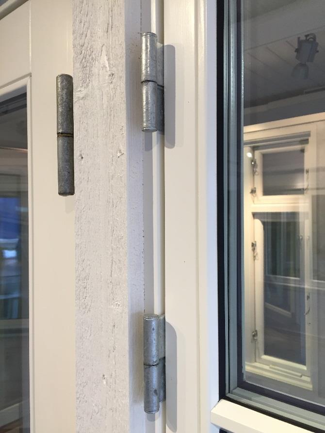 Fönsterbågen på sidohängda enheter är möjlig att ta bort vid montering av karmen, utan fönsterbåge är det betydligt lättare att