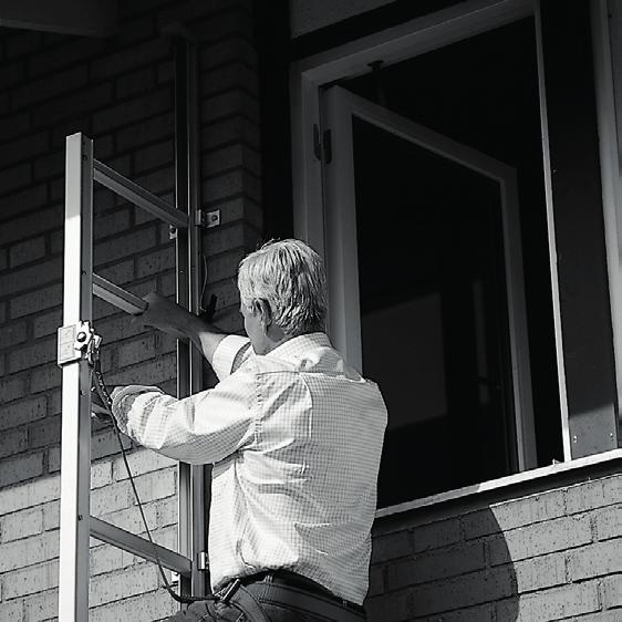 ANVÄNDNING AV SELE 1. T ag fram säkerhetsselen och kontrollera att bältet är utdraget i sitt största läge (B). 2. S ätt på selen.