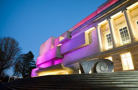 MAC, Metropolitan Arts Centre Belfast, ligger i Cathedral Quarter och visar upp imponerande arkitektur samtidigt som man är ett nav för den visuella konsten, teater och dans.